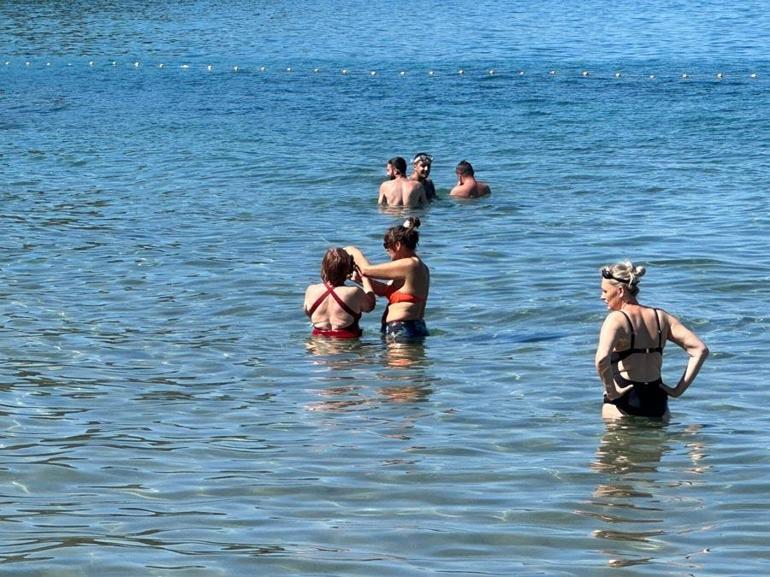 Rus turistler kruvaziyerden inip Amasrada denize girdi