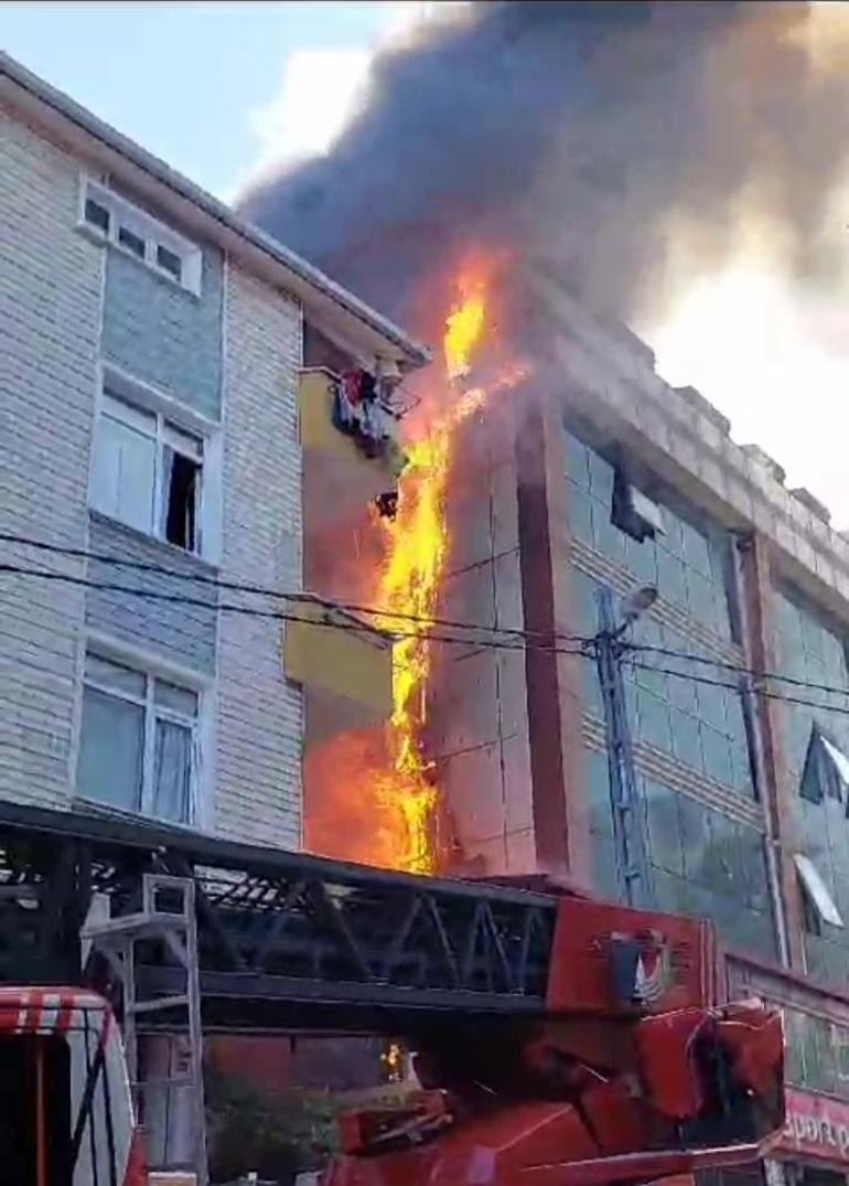 Ataşehirde restoranın bacasında çıkan yangın 5 katlı binada paniğe neden oldu