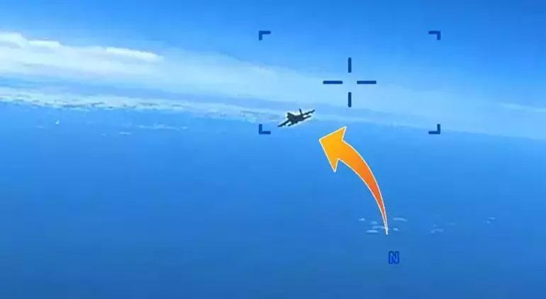 Karadenizde kıyametin kıyısından dönüldü Rus Su-27 savaş uçağından İngiliz keşif uçağına füze...