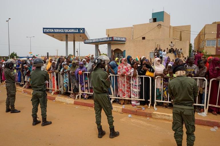 Macron Büyükelçimiz rehin tutuluyor demişti Nijerin kovduğu Fransız Büyükelçi ülkeden ayrıldı