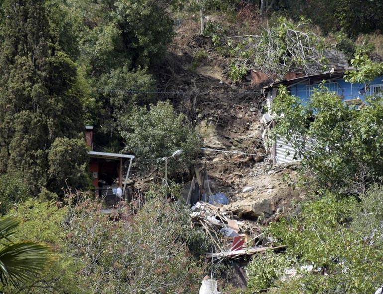 Beşiktaşta yerinden kopan kaya parçaları istinat duvarını yıktı evlere zarar verdi