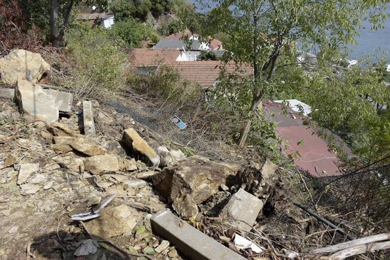 Beşiktaşta yerinden kopan kaya parçaları istinat duvarını yıktı evlere zarar verdi