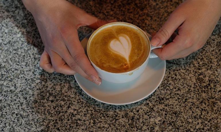 Kahve dükkanlarındaki rezalet ortaya çıktı Filtre kahveyi, bone ve kadın çorabıyla demliyorlar