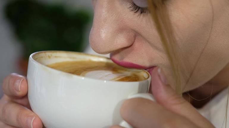 Kahve dükkanlarındaki rezalet ortaya çıktı Filtre kahveyi, bone ve kadın çorabıyla demliyorlar