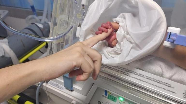 Yürek yakan fotoğraf Bebeğine son kez dokundu, 6 kişiye can verdi