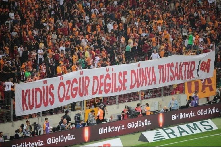 Galatasaray taraftarından dünyaya Kudüs mesajı Açılan pankart ses getirdi