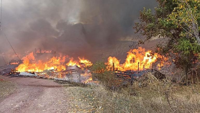 Kastamonuda köyde yangın felaketi 40 ev ve ahır alevlere teslim oldu