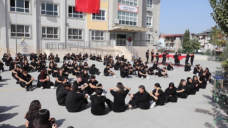 Liselerde 100. yıl coşkusu Öğrenciler Atatürk’ün imzasını çizdiler