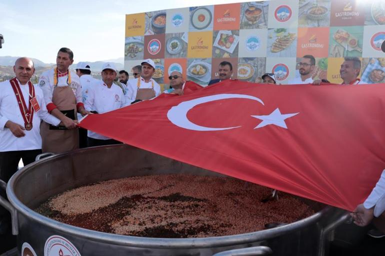 Kayseri’de dünya rekoru: 1 ton mantı 1 kazanda pişirildi