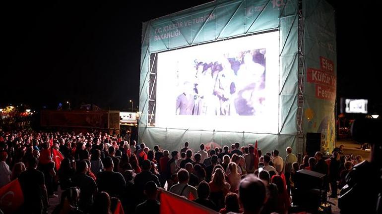İzmir’de Cumhuriyet heyecanı Saat kulesinde “Yüz Akıyla 100 Yıl” filmi