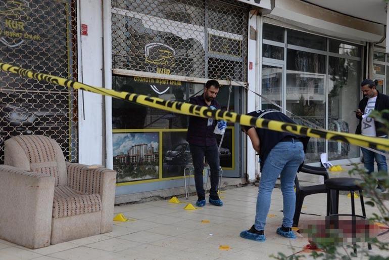 İş yerinin önünde galericiye kanlı infaz Dehşete düşüren o anlar kameraya yansıdı...