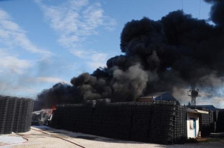 Antalyada plastik fabrikası alev alev yandı Her şey kül oldu