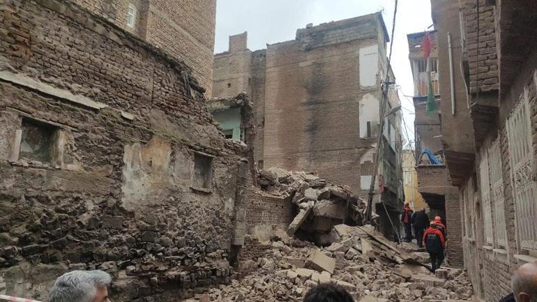 Depremde hasar almış 5 katlı bina çöktü Enkaz altında arama kurtarma çalışması başlatıldı