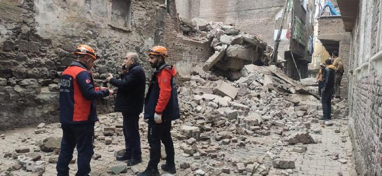 Depremde hasar almış 5 katlı bina çöktü Enkaz altında arama kurtarma çalışması başlatıldı