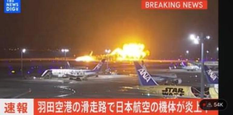 Japonyada iki uçak pistte çarpıştı Korkunç anlar yaşandı