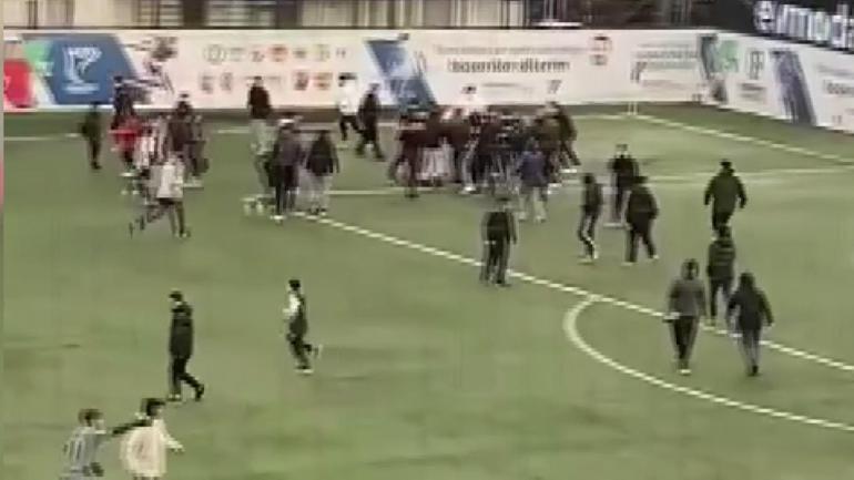 İstanbulda U-14 final maçında kaos Taraftar futbolcuları böyle dövdü