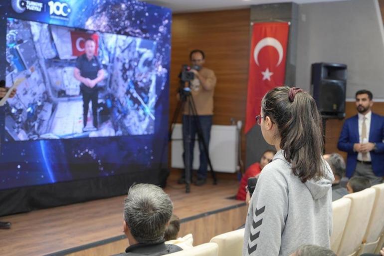 İlk Türk astronot Alper Gezeravcı, Diyarbakırlı öğrencilerin sorularını yanıtladı: Eğer önceden neler olacağını bilmiyor olsam korkabilirdim