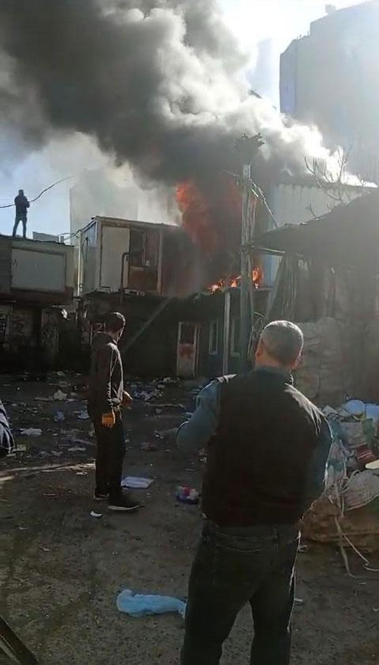 Maltepede geri dönüşüm tesisinde işçilerin kaldığı konternerde yangın