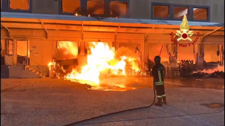 Milanoda nakliye şirketi binasında dev yangın çıktı