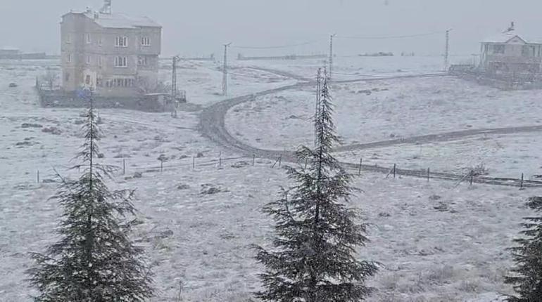 Adanada sağanak hayatı olumsuz etkiledi, yüksek kesimlere kar yağdı