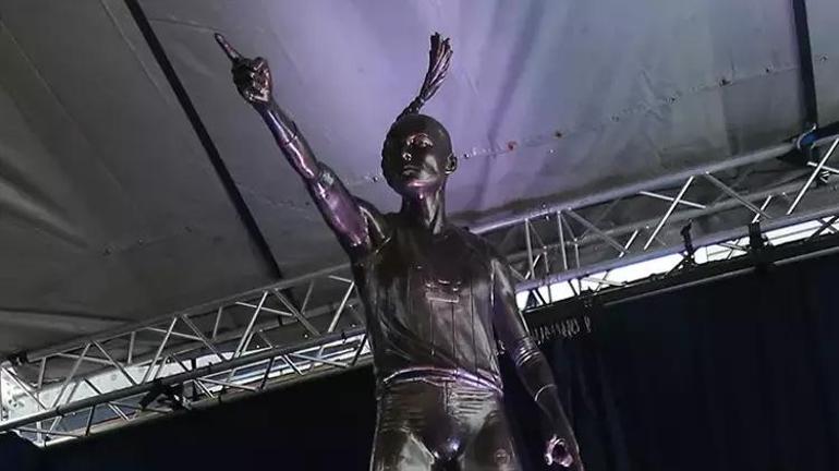 Eda Erdemin heykeli açıldı Ali Koçtan Aziz Yıldırıma özel teşekkür