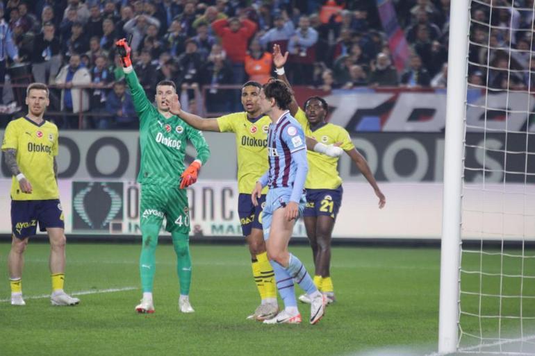 Fenerbahçe, zorlu maçı kazandı Taraftarlar sahaya girdi