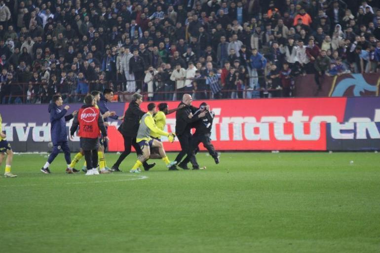 Fenerbahçe, zorlu maçı kazandı Taraftarlar sahaya girdi