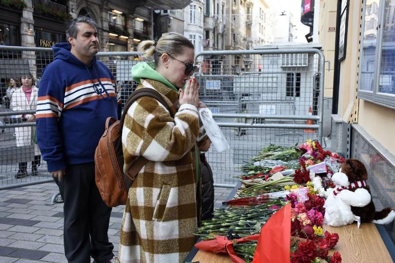 İstanbulda Moskovadaki saldırıda ölenler anısına konsolosluk önüne çiçek bırakıldı
