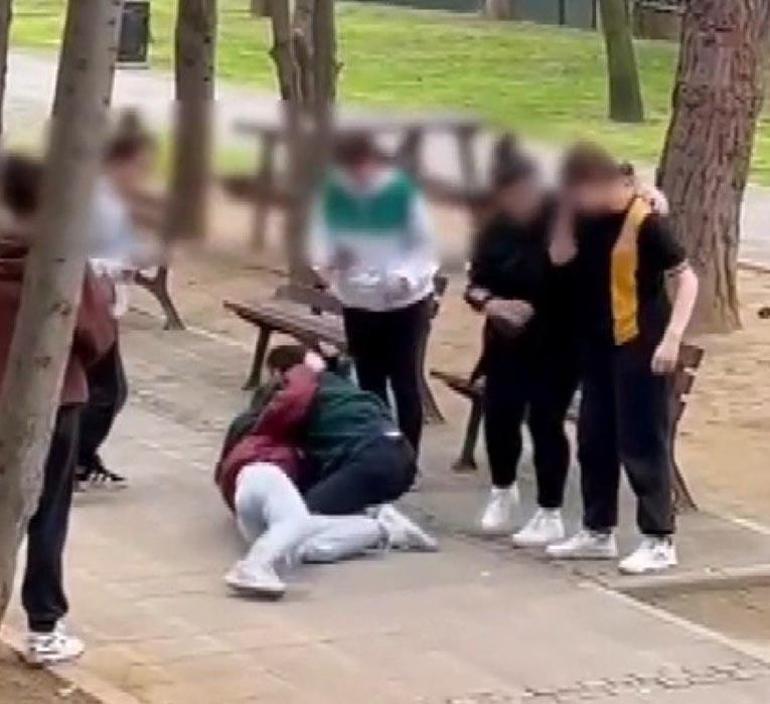Liseli kızların tartışmaya kavgaya dönüştü Tekme ve yumrukların konuştuğu kavga kameralara yansıdı