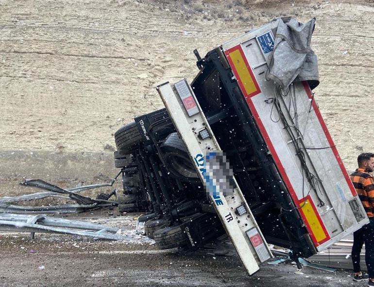 Kaygan yolda devrilen TIRdaki malzemeler otomobilin üstüne düştü: 1 kişi hayatını kaybetti, 4 kişi ağır yaralandı