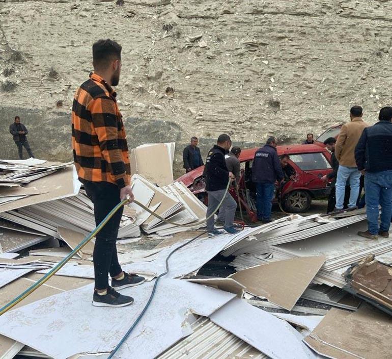 Kaygan yolda devrilen TIRdaki malzemeler otomobilin üstüne düştü: 1 kişi hayatını kaybetti, 4 kişi ağır yaralandı