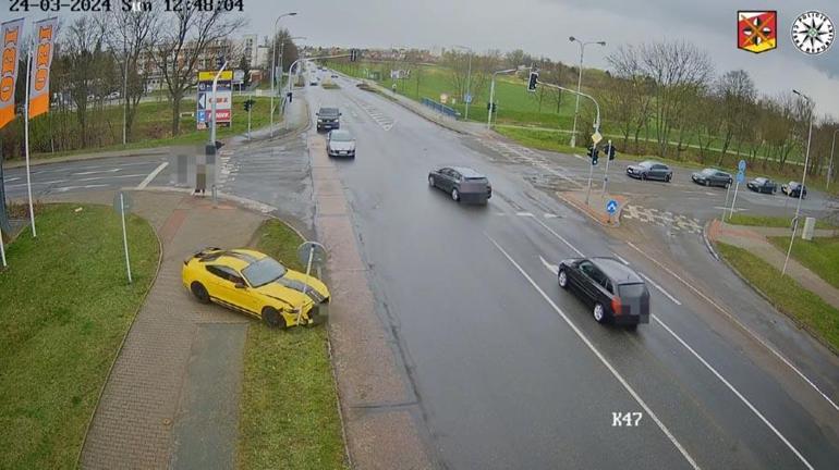 50 yaşındaki adamın aynı anda 4 trafik kuralını ihlal ederek yaptığı kaza kameraya yansıdı