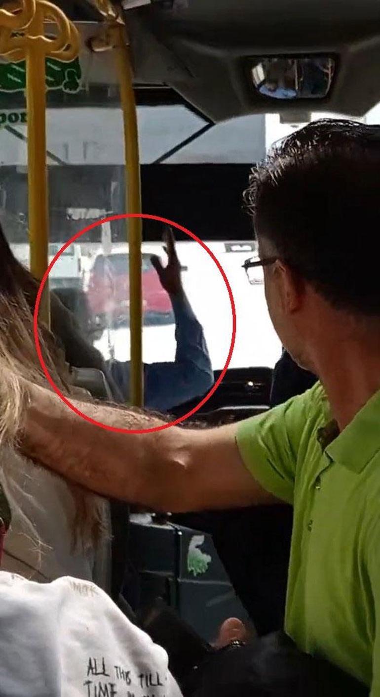 Yolcularla tartışıp hakaret eden şoför otobüsü terk etti