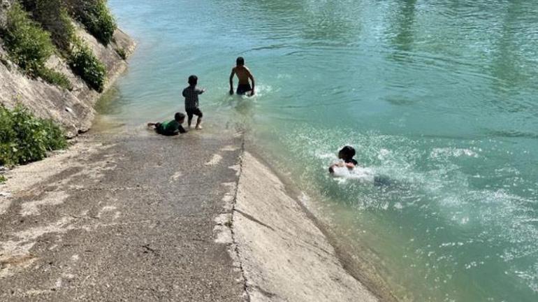 Sıcaklıklar arttı, gençlerin sulama kanalında tehlikeli serinliği başladı Korkunun ecele faydası yok