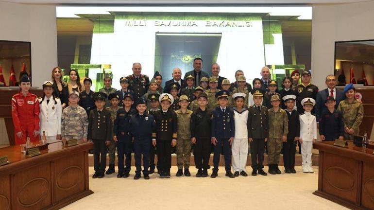 Milli Savunma Bakanı Güler, TRT Çocuk Korosu ile bir araya geldi