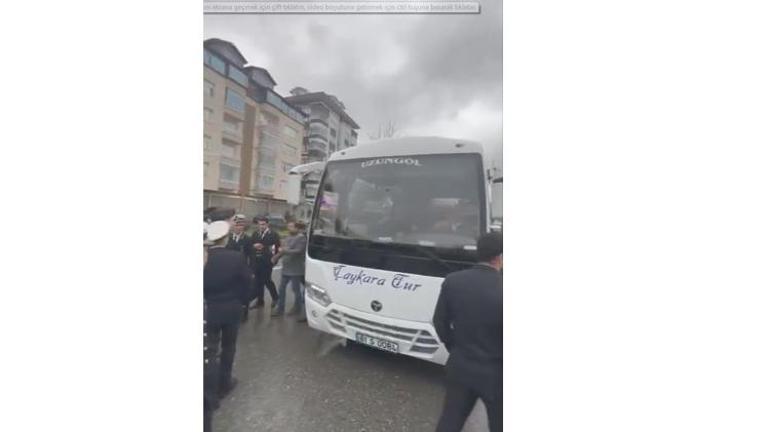 Öğrenciler servis kiraladı Dolmuşçular, minibüsü durdurup darp etti