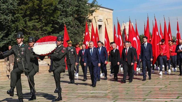 Bakan Bak beraberindeki heyetle Anıtkabiri ziyaret etti