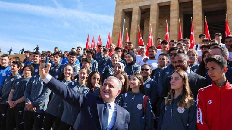 Bakan Bak beraberindeki heyetle Anıtkabiri ziyaret etti