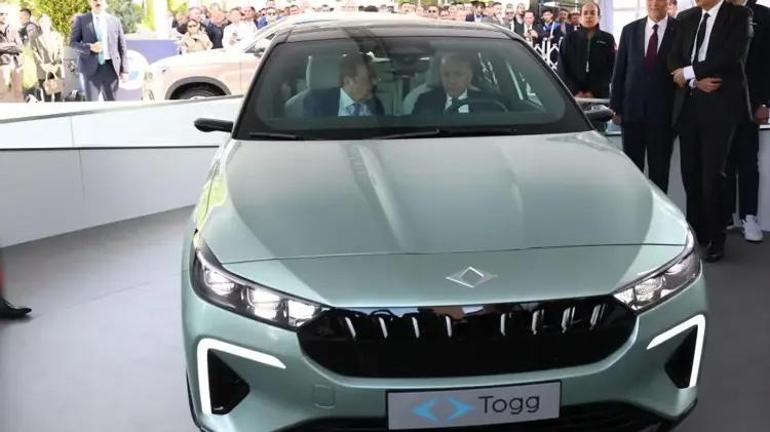 Cumhurbaşkanı Erdoğan, Togg’un yeni modeli T10F’in direksiyonunda