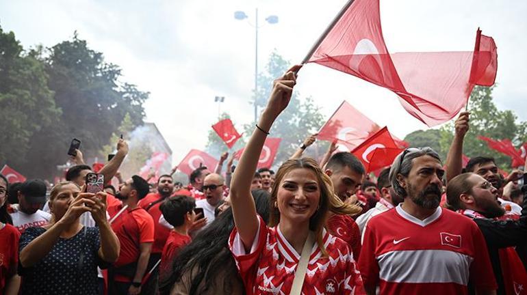 A Millilere büyük destek Dortmund sokakları kırmızı beyaza büründü