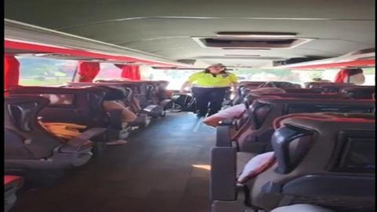 23 kişiyi hayata bağlayan o detay Otobüsteki yolculara polis uygulamasında emniyet kemeri taktırılmış