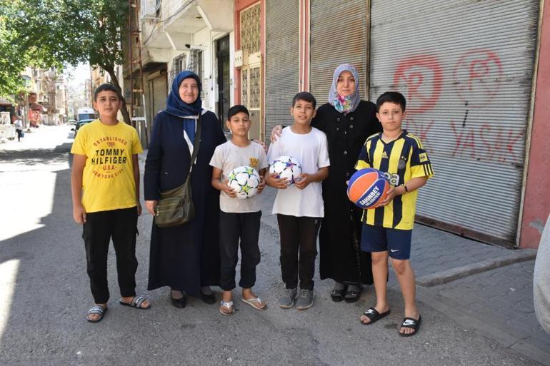 Biriktirdiği atıklarla çocukları sevindiriyor: Futbol ve basketbol topu dağıtıyor