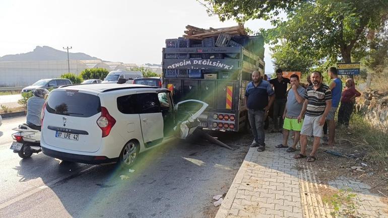 Antalyada korkunç kaza Portakal yüklü kamyona ok gibi saplandı