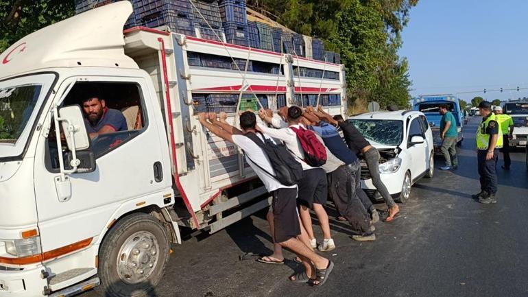 Antalyada korkunç kaza Portakal yüklü kamyona ok gibi saplandı