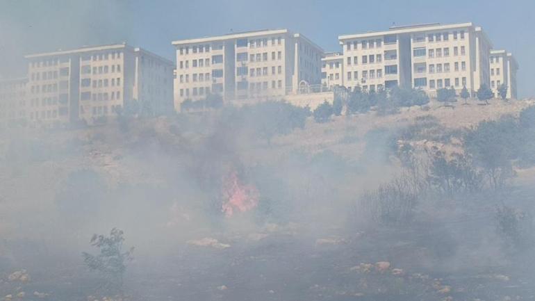 Gaziantepte korkutan yangın: Deprem konutlarına sıçramadan söndürüldü