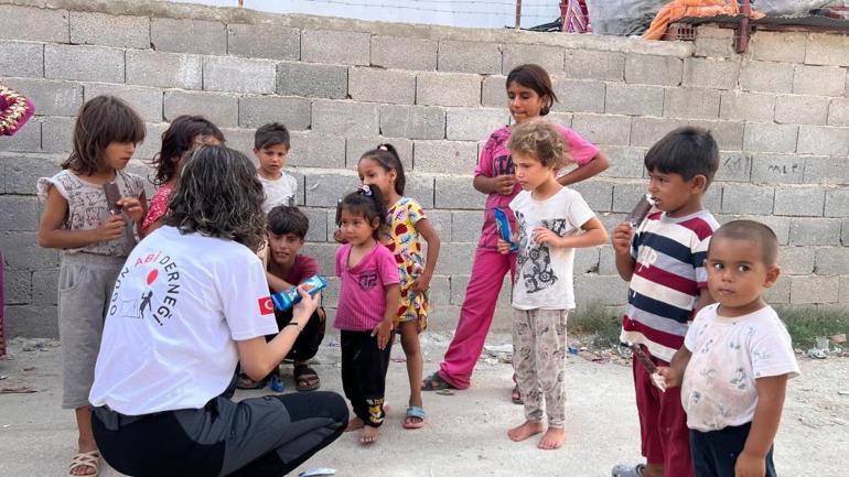 Adanada sıcaktan bunalan çocuklara dondurma ikramı