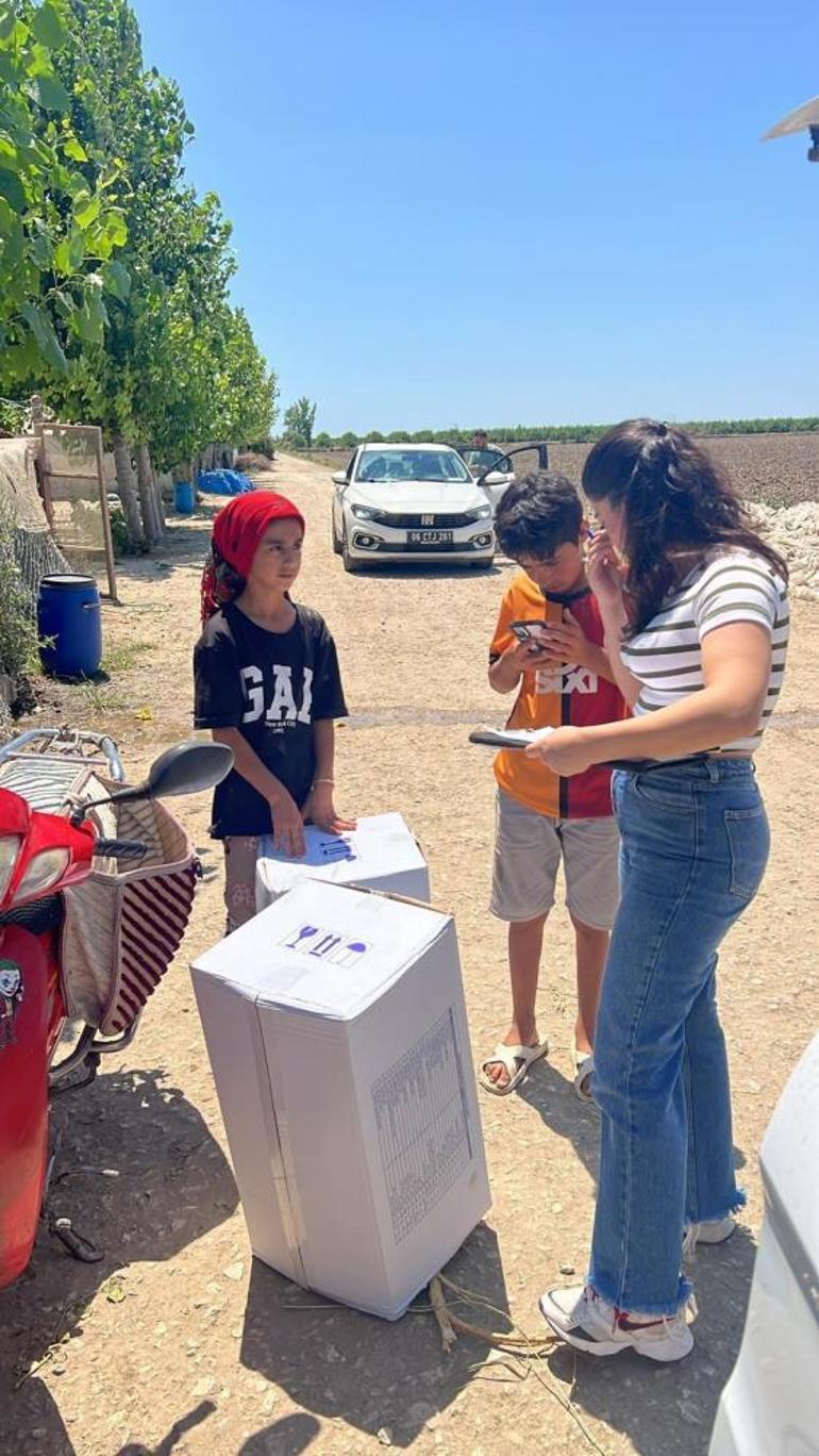 Yüreğir Belediyesinden mevsimlik işçi kadınlara hijyen kiti