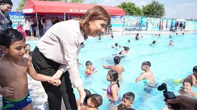 Çocuklar yasak dinlemiyor Başına kese kağıdı ve poşet geçiren kanallara koşuyor