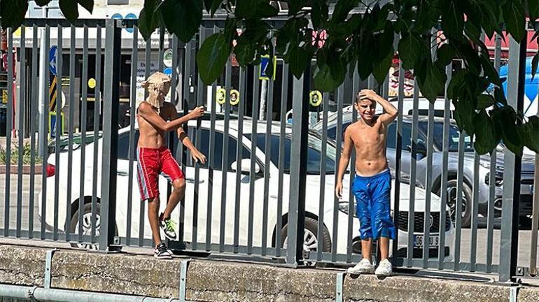 Çocuklar yasak dinlemiyor Başına kese kağıdı ve poşet geçiren kanallara koşuyor