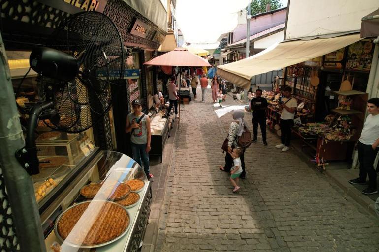 Ankarada sokağa vantilatör döşendi, perde çekildi Alışveriş yapmaya gelenler sıcağa rağmen ferah zaman geçiriyor